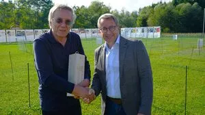 Der Entwickler des Neurolabyrinths Heinz Kohlhammer und Bürgermeister Johannes Schmid