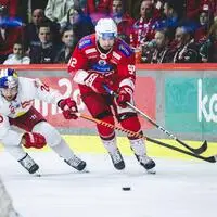 KAC-Verteidiger Clemens Unterweger mit Bulle Peter Hochkofler