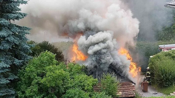 Die Gartenhütte stand in Vollbrand