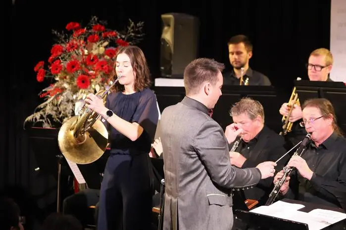 Solisten: Kathrin Kurej (Horn) und Kapellmeister Michael Uhr.