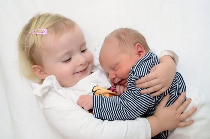 Stolz hält Valentina ihren Bruder Philipp Robert (3530/48) im Arm. Er macht seit 6. Februar das Glück von Astrid und Robert Fuchs komplett. Der Bruder von Philipp heißt Maximilian. 