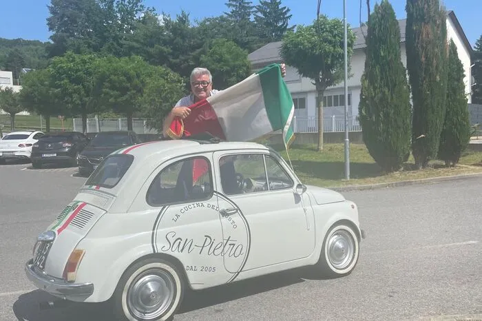 Angelo Urban, Gastronom San Pietro und ehemaliger Honorarkonsul: "Die Azzurri haben nach einem Tief in den letzten Jahren wieder zu ihrer Form gefunden und zählen plötzlich zu den Favoriten. Was die wenigsten wissen, sie sind seit 30 Spielen ungeschlagen. Das ist ein richtiger Aufschwung, der da gerade passiert, und gerade jetzt, nach der Coronakrise, endlich etwas Positives aus Italien. Unser Lokal ist nicht nur ein Treffpunkt der italienischen Community in Graz, sondern auch der Fußballfans. Zu jedem Österreich- und Italien-Spiel gibt es kostenlose Pasta für die Gäste in der Pause, das hat schon Tradition. Wie das Spiel am Samstag nun ausgeht? Sagen wir so: Ich habe zu Franco Foda bereits gesagt, dass ich mich freuen würde, dass er das Finale dann bei mir im Lokal anschaut. Mein Tipp: 3:0 für Italien."