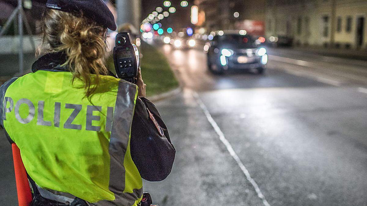 Bei nächtlicher Tempokontrolle kam es zum Unfall.