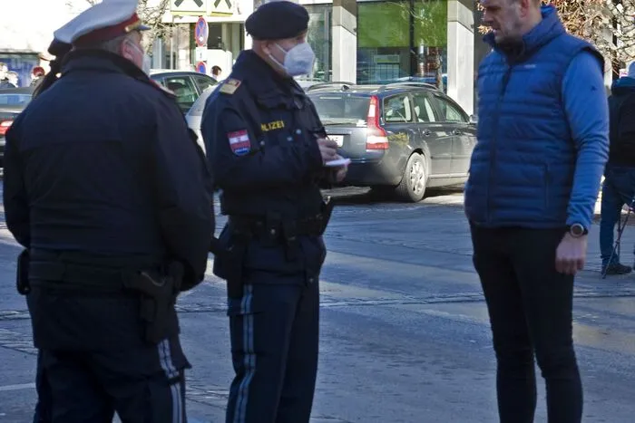 MFG-Bezirkssprecher Werner Dallinger im Gespräch mit Polizisten