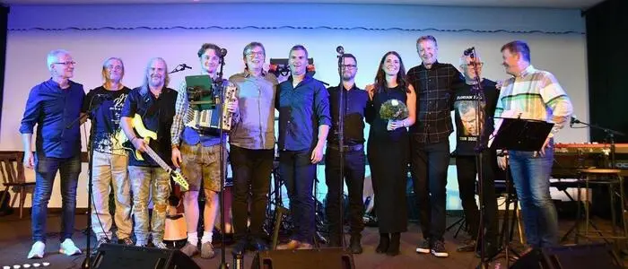 Florian Hampel alias Florian Hage (6. von links) mit Band auf der Bühne in Weißkirchen