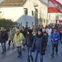 Der Demo-Zug führte vom Hauptplatz über die Bürger- und Neugasse und endete auf der Schillerstraße