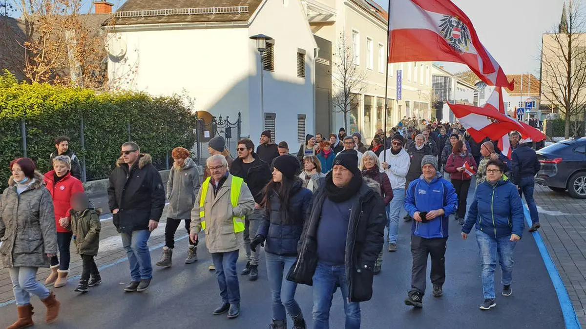 Der Demo-Zug führte vom Hauptplatz über die Bürger- und Neugasse und endete auf der Schillerstraße