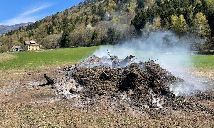Das Osterfeuer am sogenannten Sauzipf-Gelände bei Döbriach brannte bis in die Morgenstunden