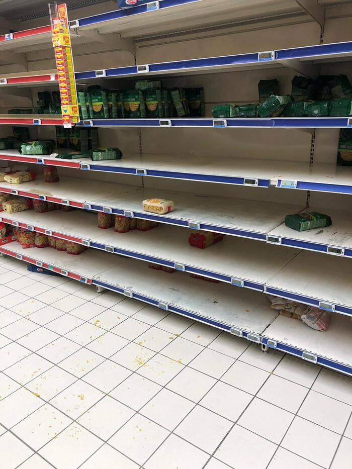 Leere Supermarktregale in der französischen Hauptstadt