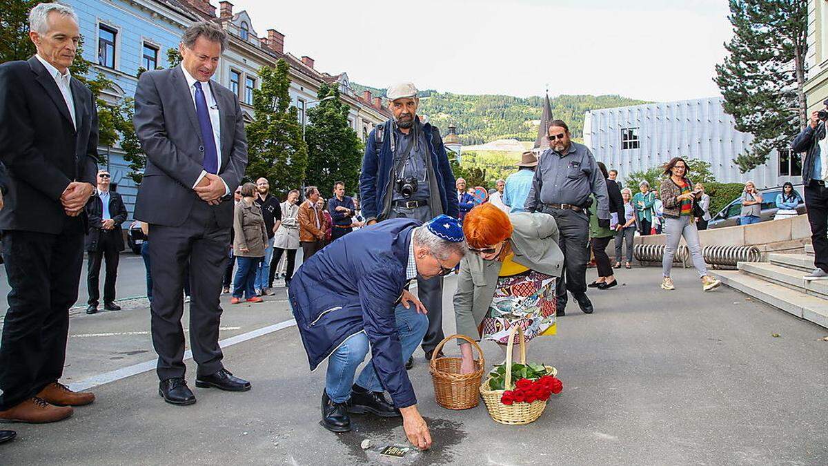 Gunter Demnig bei der jüngsten Verlegung eines Stolpersteins vor der Montanuniversität Leoben im September 2019