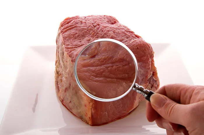 Nach einer Razzia in einem fleischverarbeitenden Betrieb im Bezirk Leibnitz wird der Betriebsleiter festgenommen. Weil er genussuntaugliches Fleisch verarbeitet haben soll, wird gegen ihn wegen Betrug ermittelt.