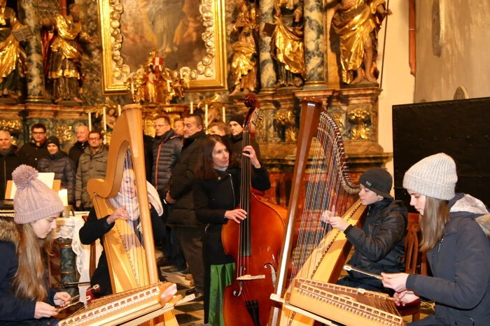 Zur Verschönerung des Abends trug das Ensemble „Die 270 Saiten“ unter der Leitung von Eveline Schuler bei. 