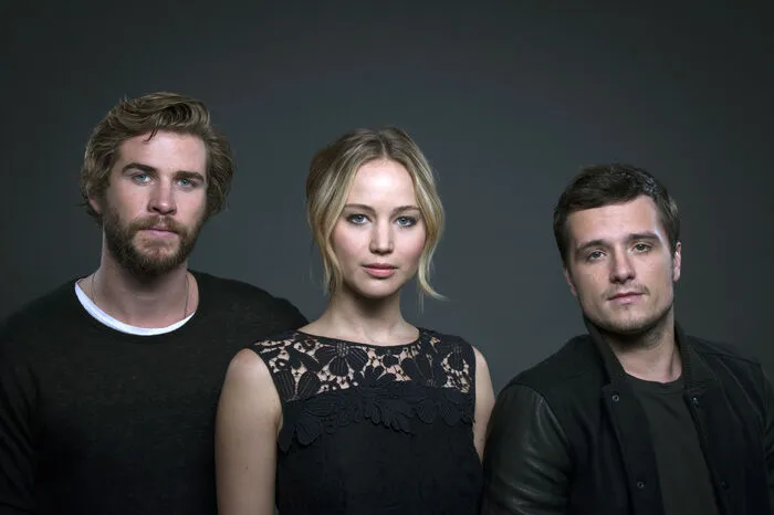 Liam Hemsworth (links) fand den Kuss mit Jennifer Lawrence bei den Dreharbeiten zu "Die Tribute von Panem" alles andere als angenehm. Sie roch nach Zwiebeln und Knoblauch - die sie absichtlich vorher aß, um ihn zu ärgern. Gemein! Josh Hutcherson hingegen jammerte, dass SIE sabberte. Tja...