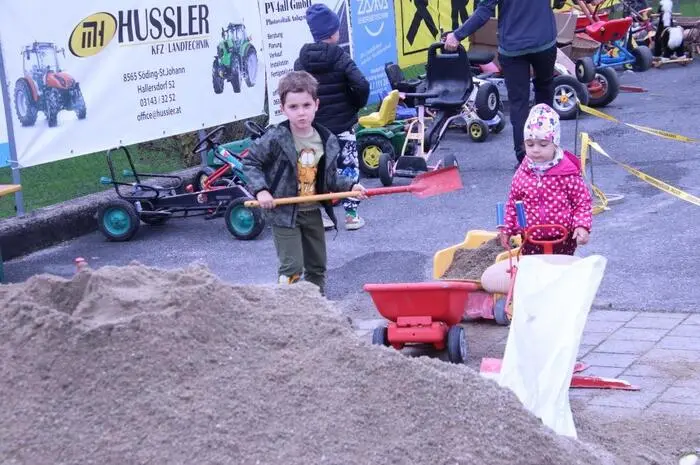 Auch für die Kinder wurde viel geboten. Neben der Hüpfburg konnten die Kleinen an einem großen Sandhaufen mit dem bereitgestellten Spielzeug graben, schaufeln und baggern.