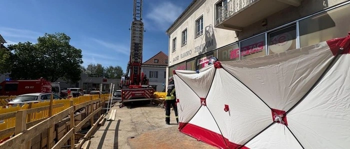Am Montagnachmittag stürzte eine Frau in der Franz-Bloder-Gasse in Gleisdorf in eine 1,5 Meter tiefe Baugrube