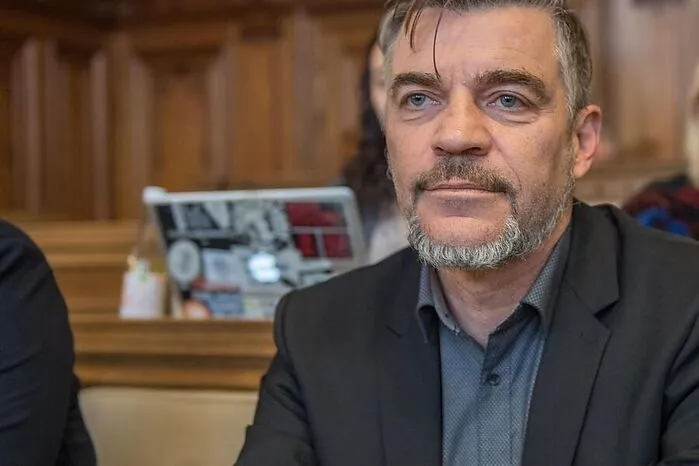 Grünen-Klubchef Karl Dreisiebner: "Repressive Drogenpolitik allein ist nirgendwo erfolgreich. Es ist Zeit über die Legalisierung und regulierte Abgabe von Cannabis nachzudenken. Das Ziel muss sein, den Schwarzmarkt ad absurdum zu führen und Konsumenten durch den legalen Markt mit Hilfsangeboten zusammenzubringen."