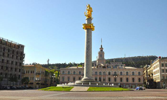 Das Alte Rathaus von Tiflis mit dem Denkmal des Heiligen Georgs