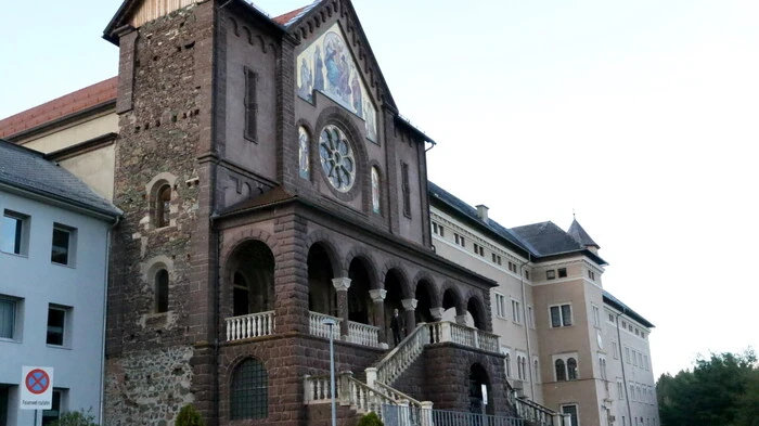Die Seminarkirche von Tanzenberg hoch über dem Zollfeld stand am Wochenende im Mittelpunkt einer außergewöhnlichen Veranstaltung: „Hemma - ein Schauspiel". 