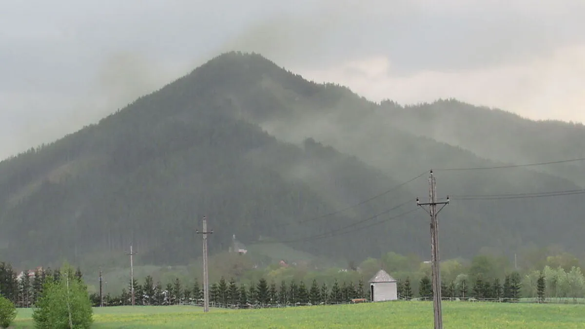 Unser Leserreporter Gerald Wagner aus Kammern fing den gelblichen Schleier im Liesingtal fotografisch ein