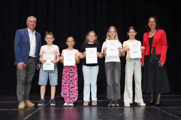Bürgermeister Martin Kulmer (links) und Bildungsdirektorin Isabella Penz mit einigen der begabten Schüler.