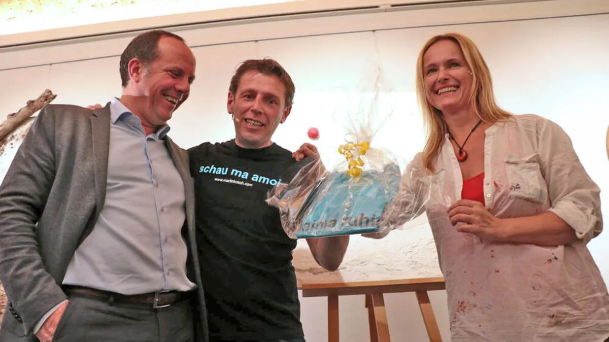 Gute Stimmung bei der Vernissage der Ausstellung „Zauber der Magie und Farbe“ von Sabine Schilcher-Asen