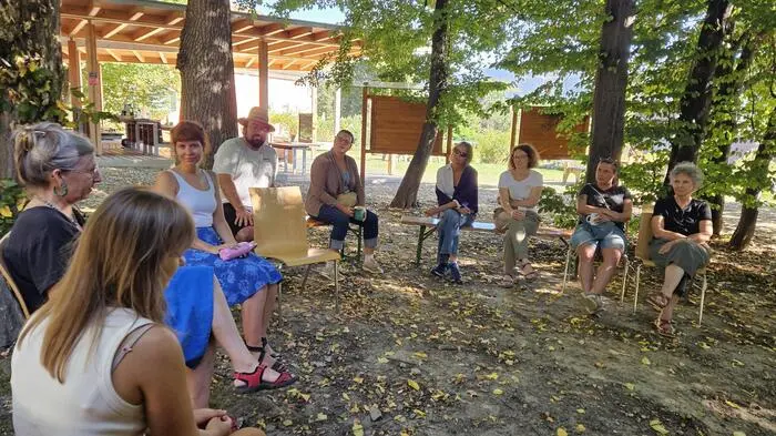Unter dem Thema „Das Kilma fühlen-zwischen Naturliebe und Klimawut“ fand am Wochenende ein Workshop im Pöllauer Schlosspark statt. Dieser wurde von der KLAR (Klimawandel-Anpassungsmodellregion) Managerin Martina Lamprecht und der Keramikerin Sieglinde Hofbauer organisiert.