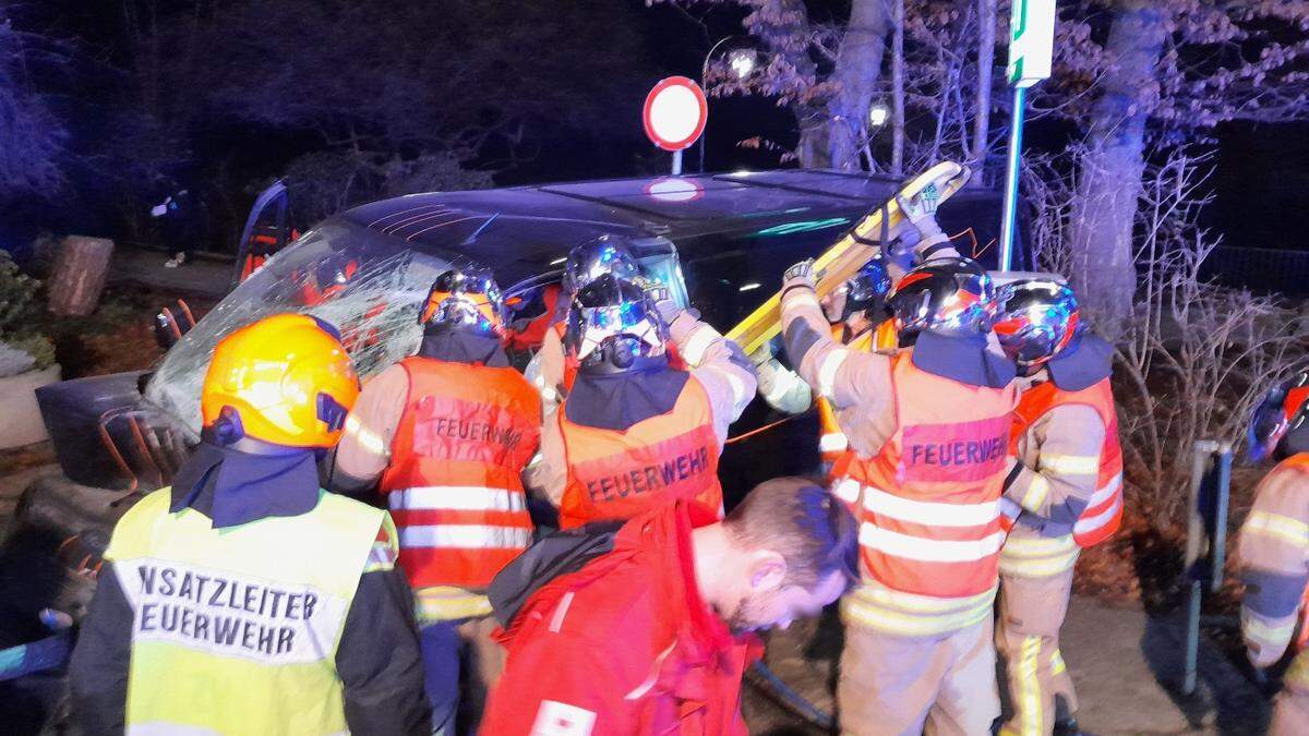 Die Berufsfeuerwehr der Stadt Graz stand mit fünf Fahrzeugen und 19 Mann im Einsatz