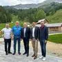 Sind vor der anstehenden Wintersaison ob guter Dinge: Freizeitbetriebe-Veitsch-Geschäftsführer Oliver Freund (Mitte), Christoph Bammer (SPÖ-Vizebürgermeister, 5.v.r.), Arno Russ (ÖVP-Bürgermeister, 2.v.r.), Jochen Jance (SPÖ-Gemeinderat, 1.v.r.) und Ernst Ebner (FPÖ-Vizebürgermeister, 4.v.r.)