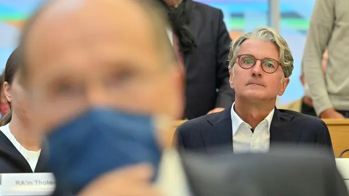 Fünf Jahre nach Bekanntwerden des Dieselskandals bei Volkswagen hat am Mittwoch der erste Strafprozess um die manipulierten Abgaswerte begonnen. Vor dem Landgericht München II muss sich der frühere Audi-Chef Rupert Stadler mit drei anderen Angeklagten wegen Betrugs, mittelbarer Falschbeurkundung und strafbarer Werbung verantworten.