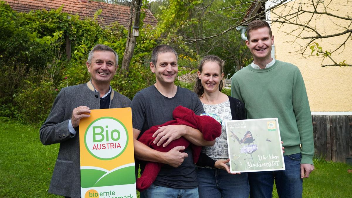 Familie Zirkl mit Josef Renner (links) und Martin Kappel (rechts)