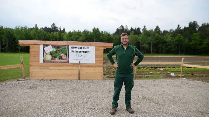Der junge Landwirt Veit Wakonig (23) öffnet sein Feld in Klein-Venedig, direkt an der B70 gelegen, für Kunden.