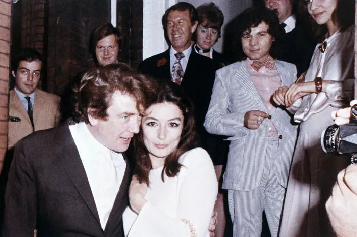 Finney mit seiner frisch angetrauten Braut Anouk Aimee in London