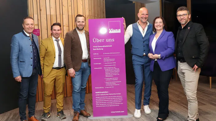 Am Foto von Links: Hoteldirektor Helmut Schabernig, Christan Winkler (Dir. Stvr.), Bgm. Christian Hecher (Bad Bleiberg), Udo Ebner alias Udo Wenders, Melanie Köfeler (Regionalmanagerin) und Bgm. Manuel Müller (Paternion).
