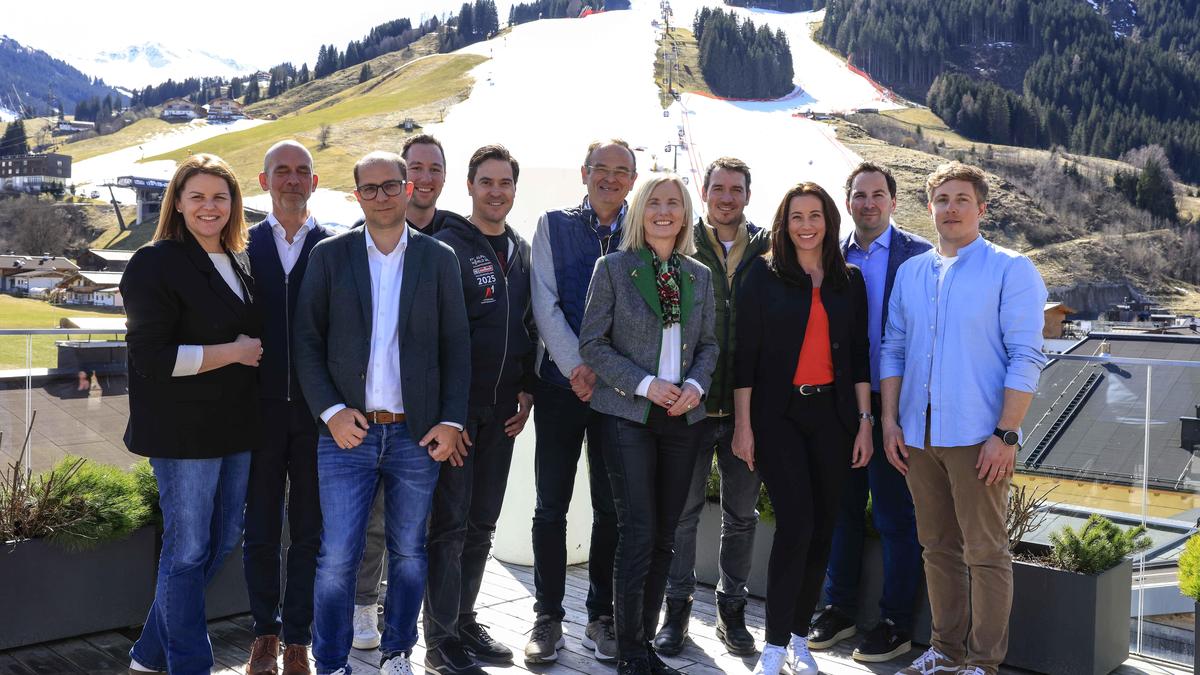 In „großer Runde“ wird die Vorgangsweise für den Wintersport in der Zukunft diskutiert: Christiane Gasser (Ski Austria), Tomas Woldrich (Ski Austria), Peter Schiefer, Michael Rangger (Ski Austria), Georg Bliem (Planai), ÖSV-Präsidentin Roswitha Stadlober (Ski Austria), Felix Neureuther, Mariella Klement-Kapeller, ÖSV-Generalsekretär Christian Scherer (Ski Austria) und Roman Kuss (Ski Austria)