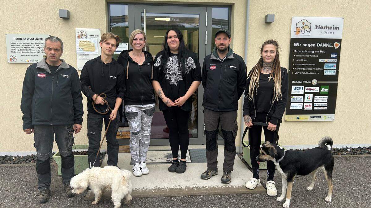 Dieter Resch, Luca Sabitzer, Bettina Schatz, Tugba Aksu, Florian Schlagholz und Laura Brenner mit den Hunden Lotti und Snoopy 