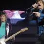 da schau her: Ron Wood (links neben Mick jagger) ist mit 68 der Benjamin des Events