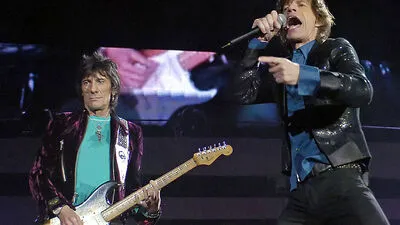 da schau her: Ron Wood (links neben Mick jagger) ist mit 68 der Benjamin des Events