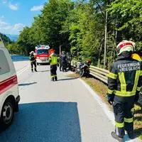Die Feuerwehr und das Rote Kreuz versorgten den verletzten Motorradfahrer