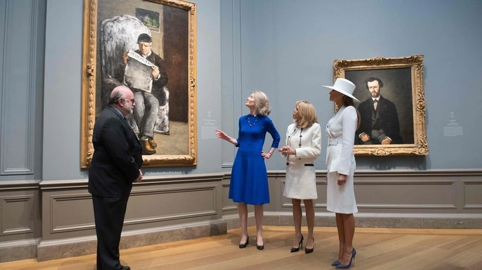 Die First Ladys Melania Trump und Brigitte Macron in der National Gallery of Art in Washington mit Kuratorin Mary Morton und Kurator Franklin Kelly.