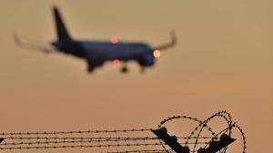 Flugzeug über Stacheldraht | Fast 6.000 Menschen wurden im Vorjahr zwangsweise außer Landes gebracht.