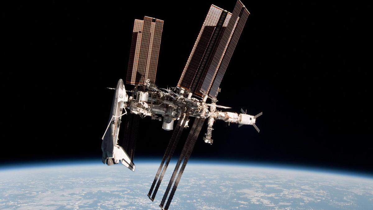 Mikroben an Bord: Die ISS (hier mit Raumfähre Endeavour)