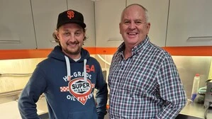 Zwei Männer stehen in lässiger Kleidung in einem Labor