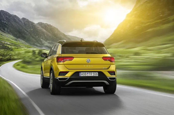 Die Linienführung wird unterstrichen von einer Chromspange, die sich von den A-Säulen über die komplette seitliche Dachlinie bis in die C-Säule hineinzieht und formal an ein Coupé erinnert. Den Offroad-Look verstärken umlaufende, dunkle Kunststoff-Applikationen.