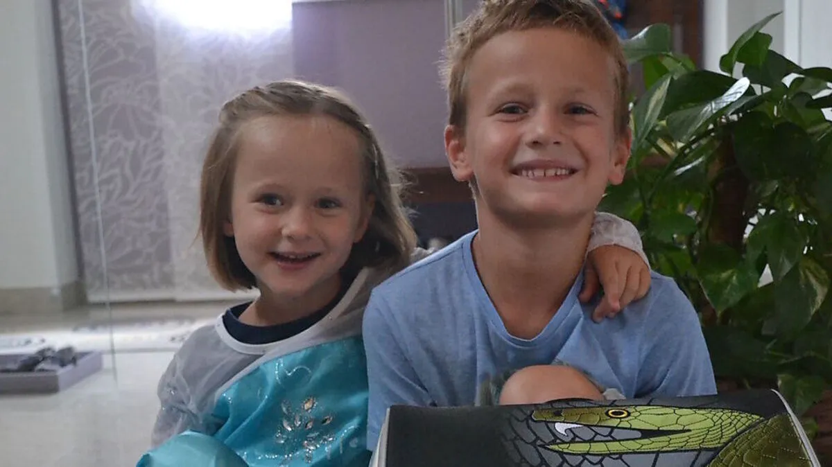 Taferlklassler Matteo Genser (6) mit seiner Schwester Paulina (3) 