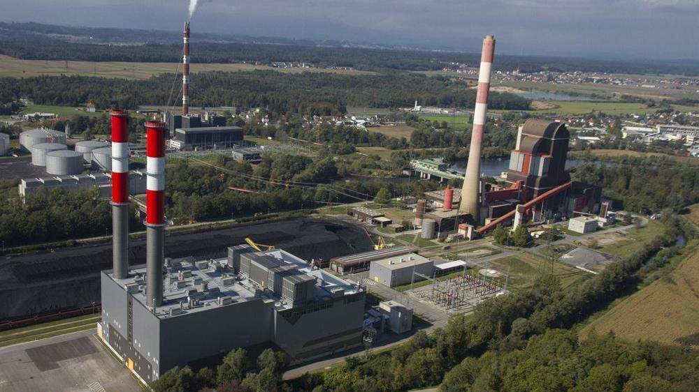 Das alte Mellacher Fernheizkraftwerk (rechts) ist stillgelegt, das moderne Gaskraftwerk (vorne links) produziert derzeit nur Strom zur Netzstützung