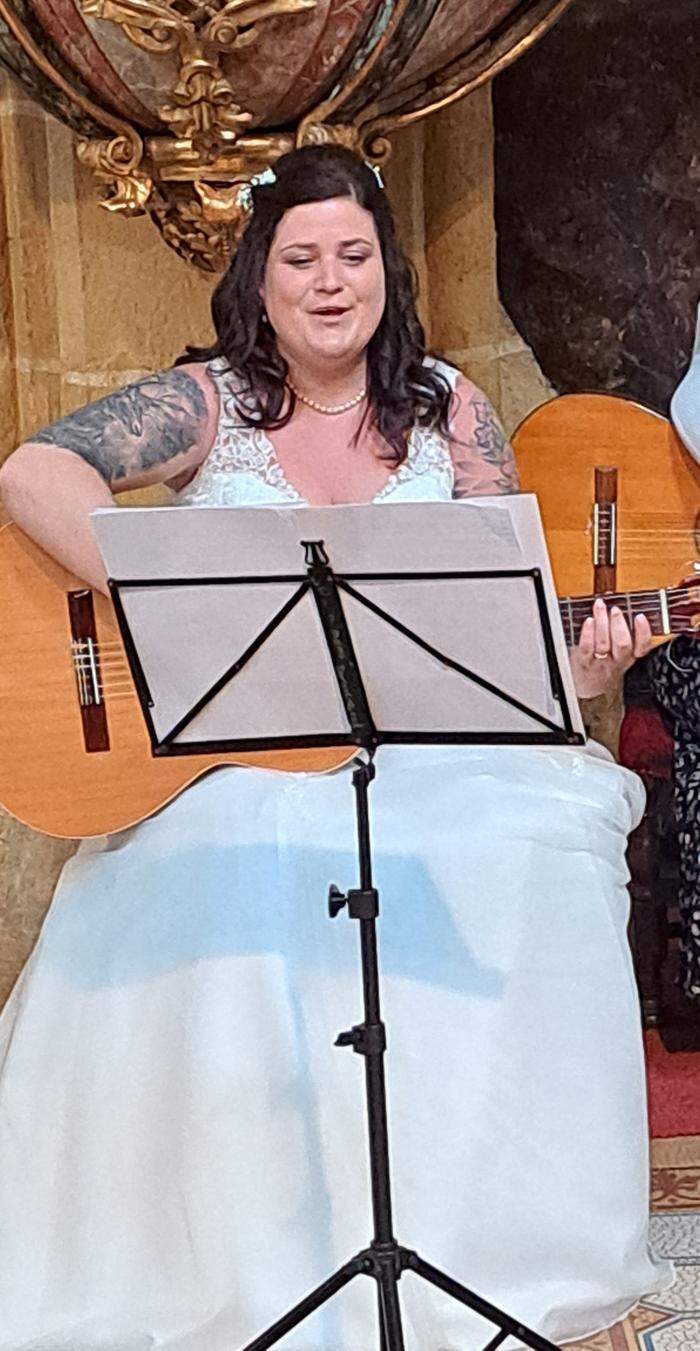 Die Braut griff bei ihrer Hochzeit selbst zur Gitarre und sang für ihren Mann