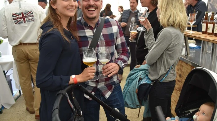 Das erste zweitägige Alpen Adria Craft Bierfestival im Klagenfurter Lendhafen hat den Geschmack der Klagenfurter getroffen. Schon vor der Eröffnung Freitagnachmittag standen die ersten Gäste vor dem Bierzelt. Drinnen zapften dann Brauer aus Italien, Slowenien und Österreich gleich ihre Biere frisch. Aber Samstagnachmittag und am Abend schmeckt's sicher gleich frisch.
