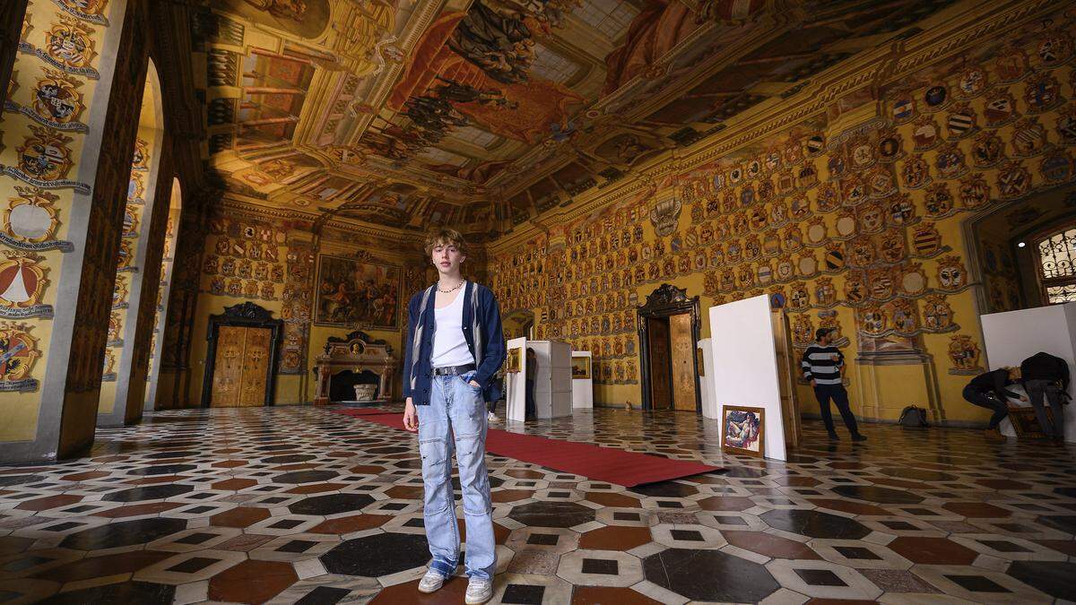 Oskar Haag im Wappensaal, wo für den Lassnig-Film gedreht wurde