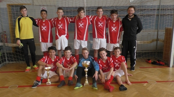 Die erfolgreiche Siegermannschaft der NMS Sinabelkirchen mit ihrem Sportlehrer und Trainer Andreas Glaser