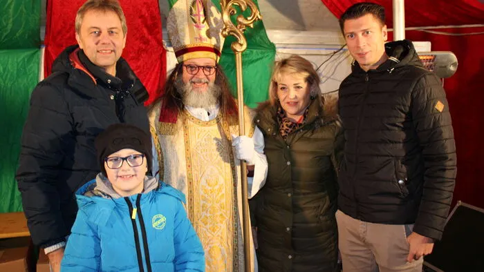 Stadtrat Hans Steinacher mit seinem Sohn Moritz, Franz Pipp als Nikolo, Brigitte Niemiez und Zweigstellenleiter der Kärntner Sparkasse in Völkermarkt Kevin Müller.